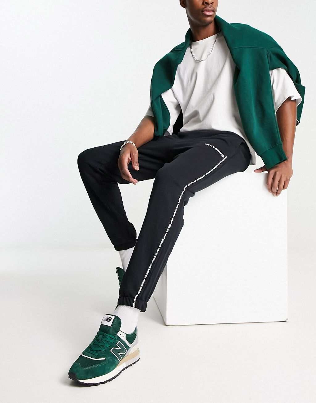 

Черные джоггеры с линейным логотипом New Balance