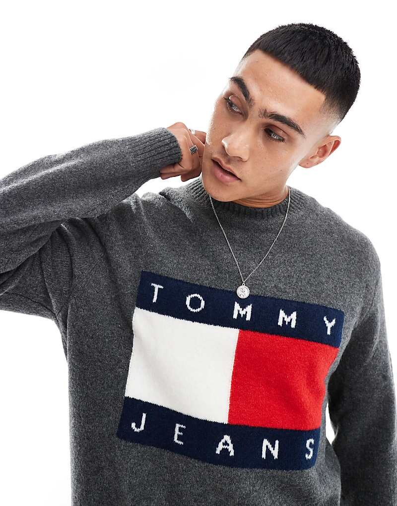 

Свитер Tommy Jeans серого меланжа с большим логотипом-флагом