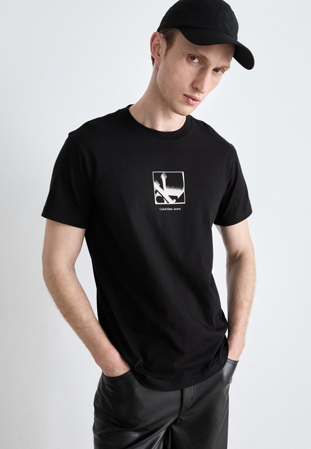 

Футболки с принтом GRID BOX TEE Calvin Klein, черный