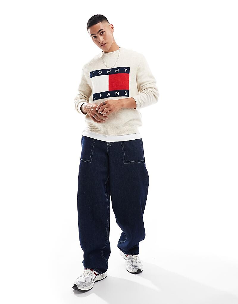 

Tommy Jeans – кремово-белый меланжевый свитер с большим логотипом-флагом