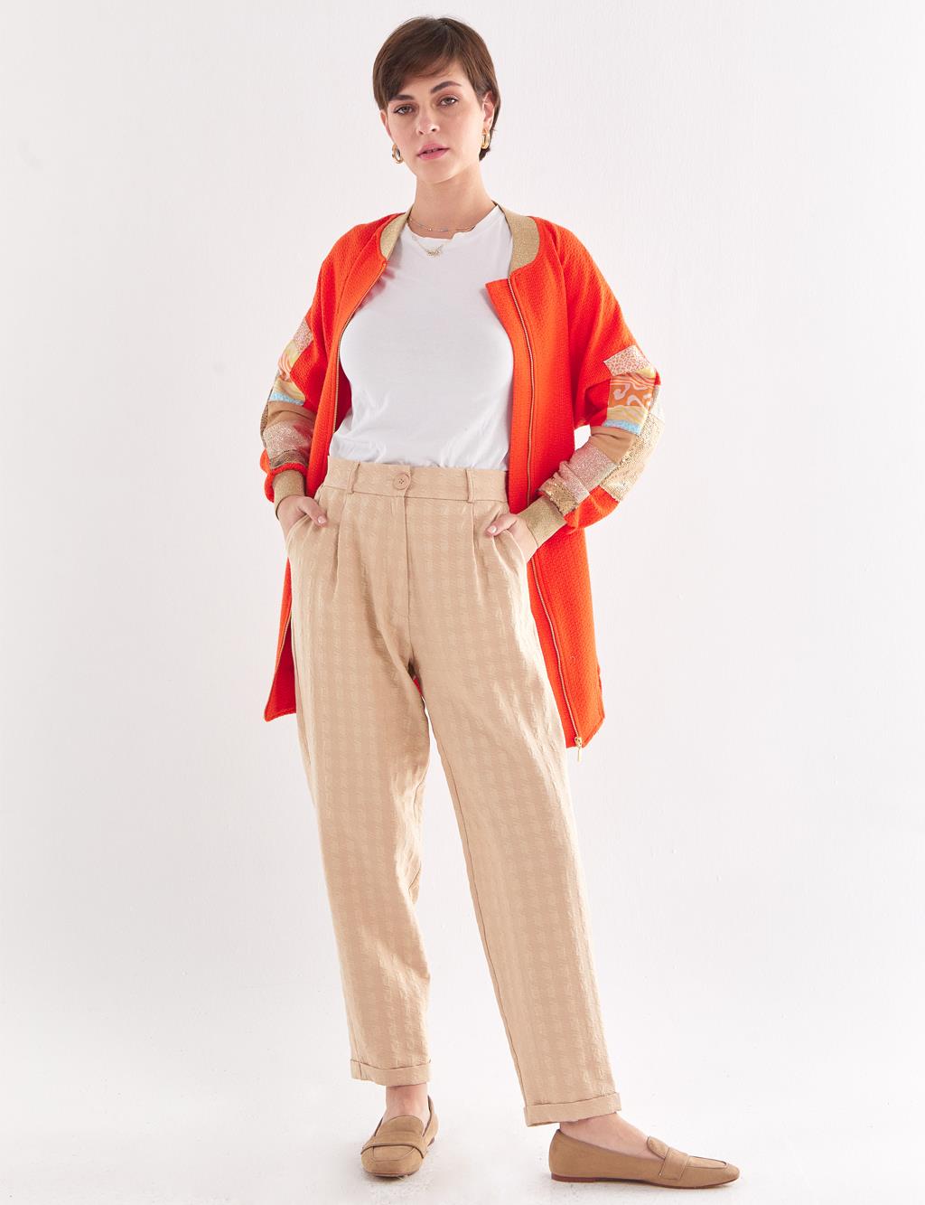 Двойные брюки с тиснением песочно-бежевого цвета Kayra двойной костюм с вышивкой бисером песочно бежевого цвета kayra