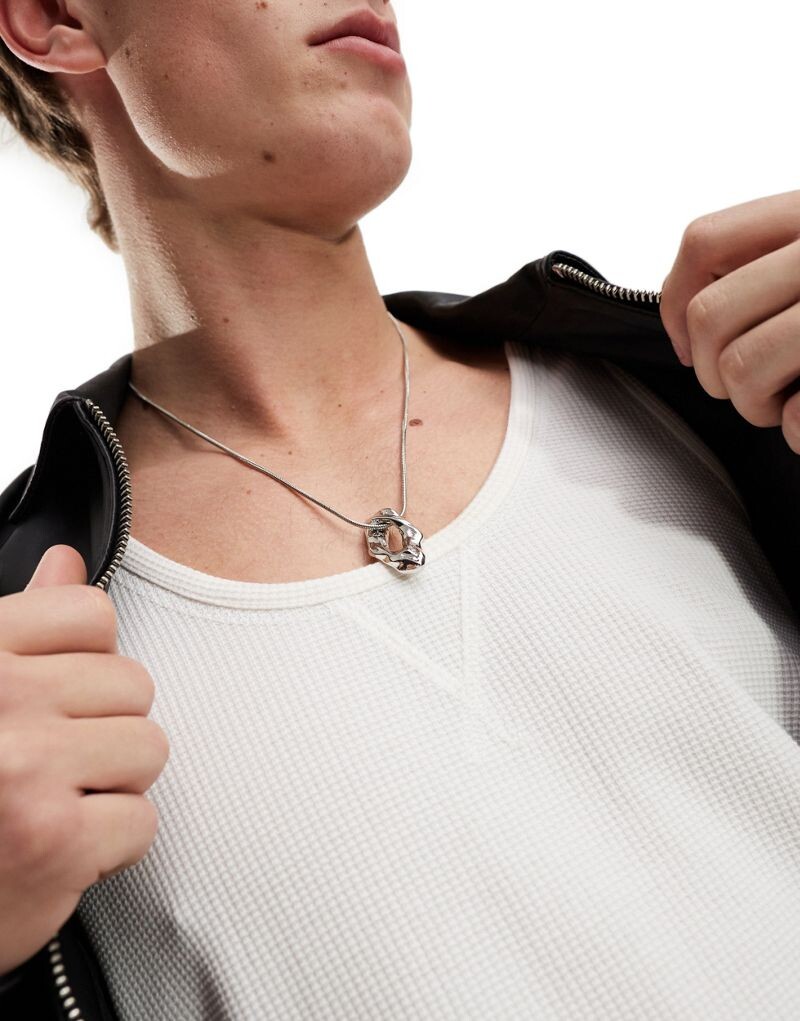 

Колье ASOS DESIGN с литой подвеской-кольцом серебристого цвета