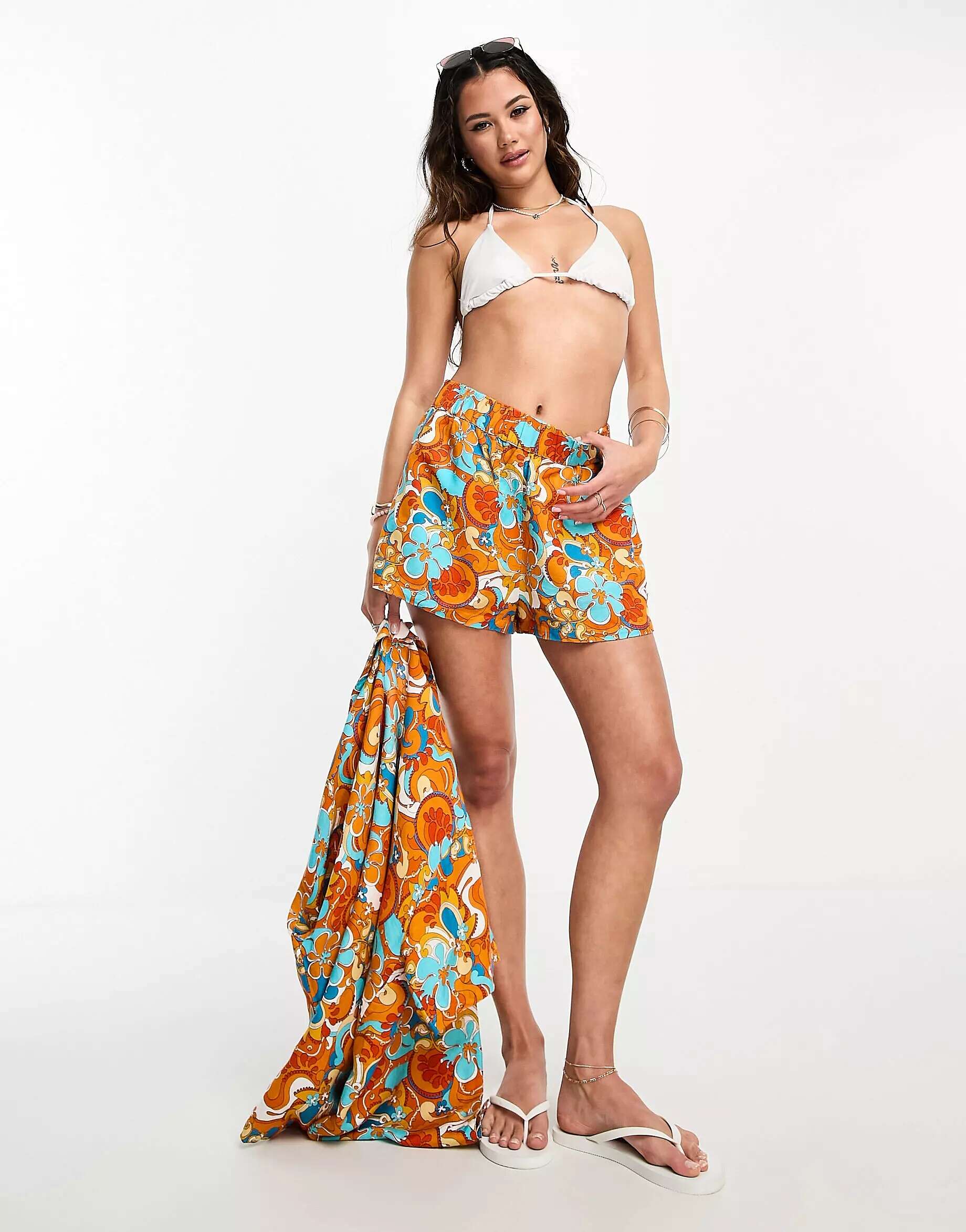 цена Комфортные пляжные шорты Kulani Kinis цвета манго Magic