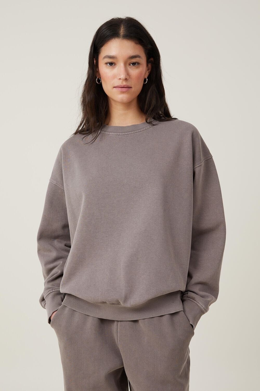 

Классический потертый свитшот с круглым вырезом Cotton On