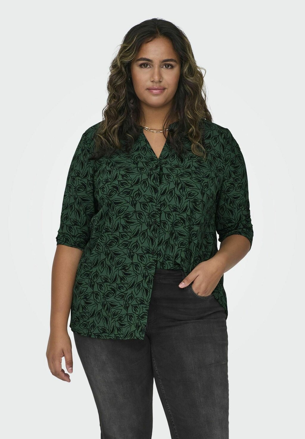 

Блузка ONLY Carmakoma CARLUX ELLIE LIFE V-NECK AOP, цвет hunter green