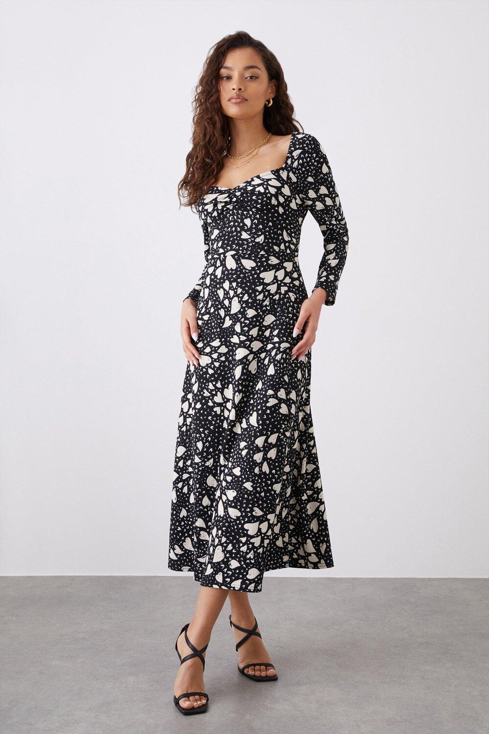 

Черное платье миди Petite с принтом в форме сердца Dorothy Perkins, черный
