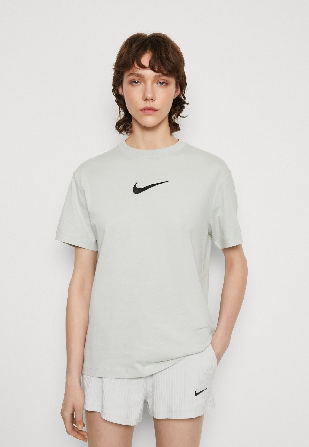 

Базовая футболка Nike, Коричневый