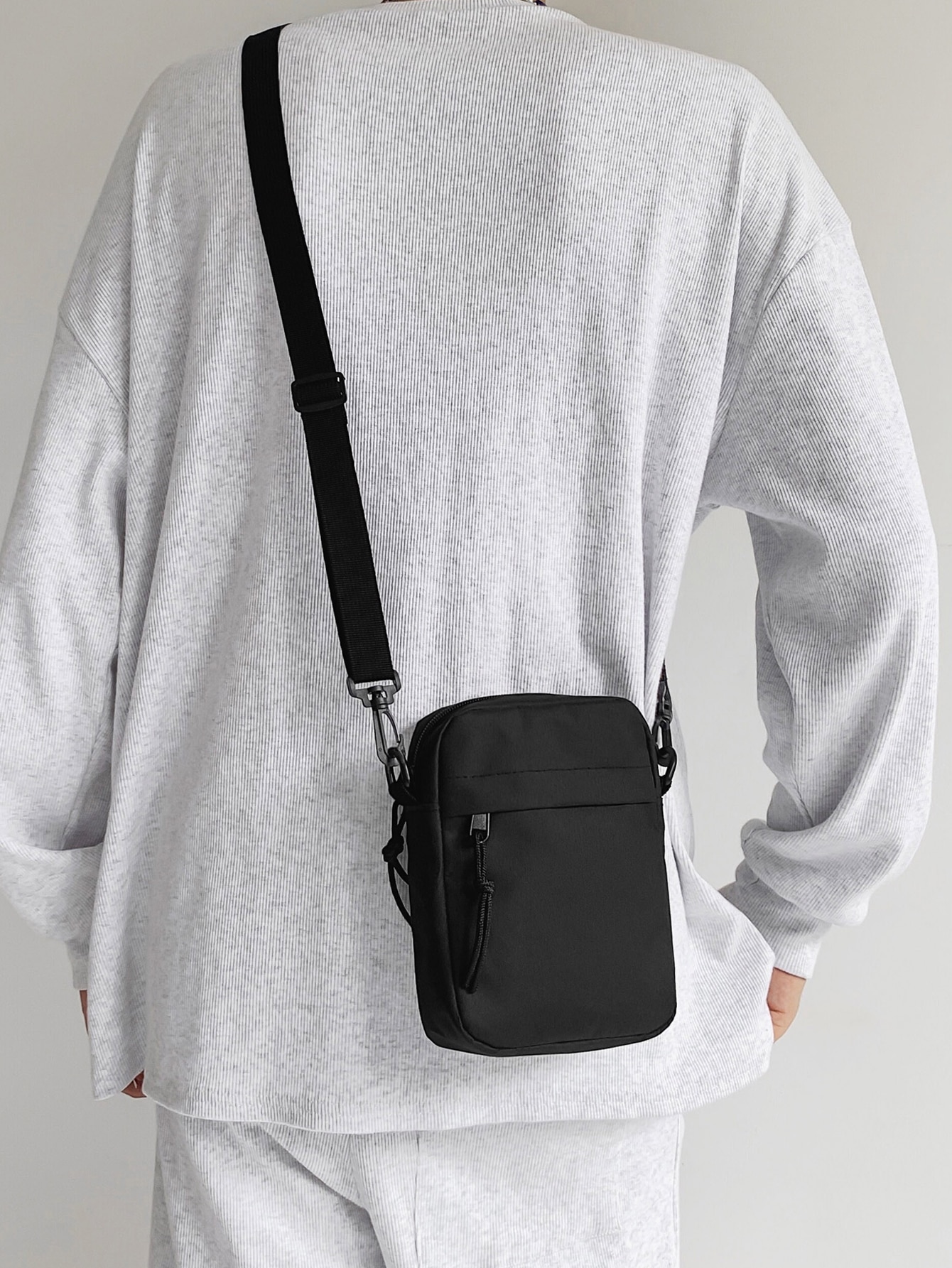 Миниатюрная однотонная износостойкая квадратная сумка через плечо для мужчин и женщин с карманом на молнии, черный мини мужская минималистичная сумка слинг черный