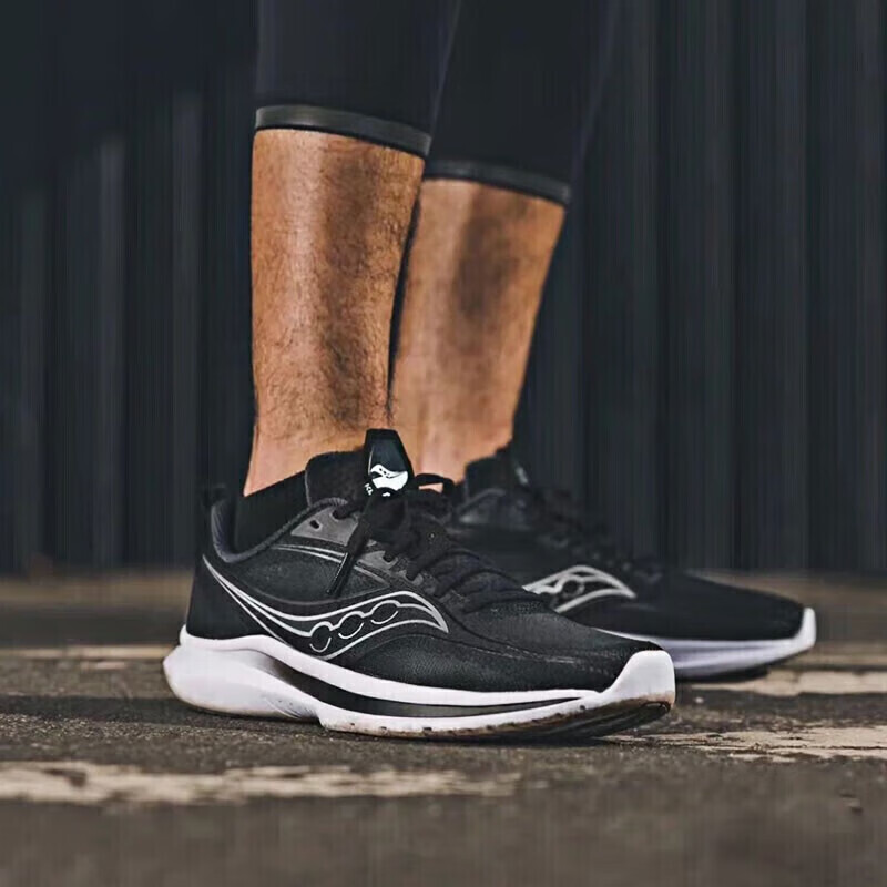 

Кроссовки мужские Saucony Essence 13 амортизирующие, черный, серебристый