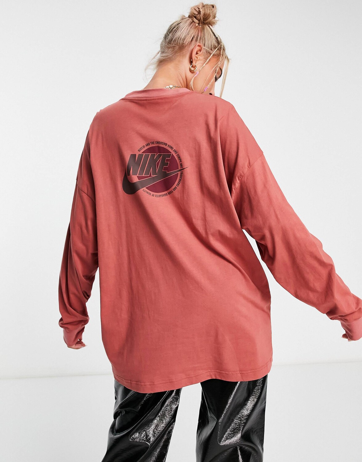 

Футболка с длинным рукавом и графическим принтом на спине Nike Sports Utility цвета ржавчины каньона, Красный
