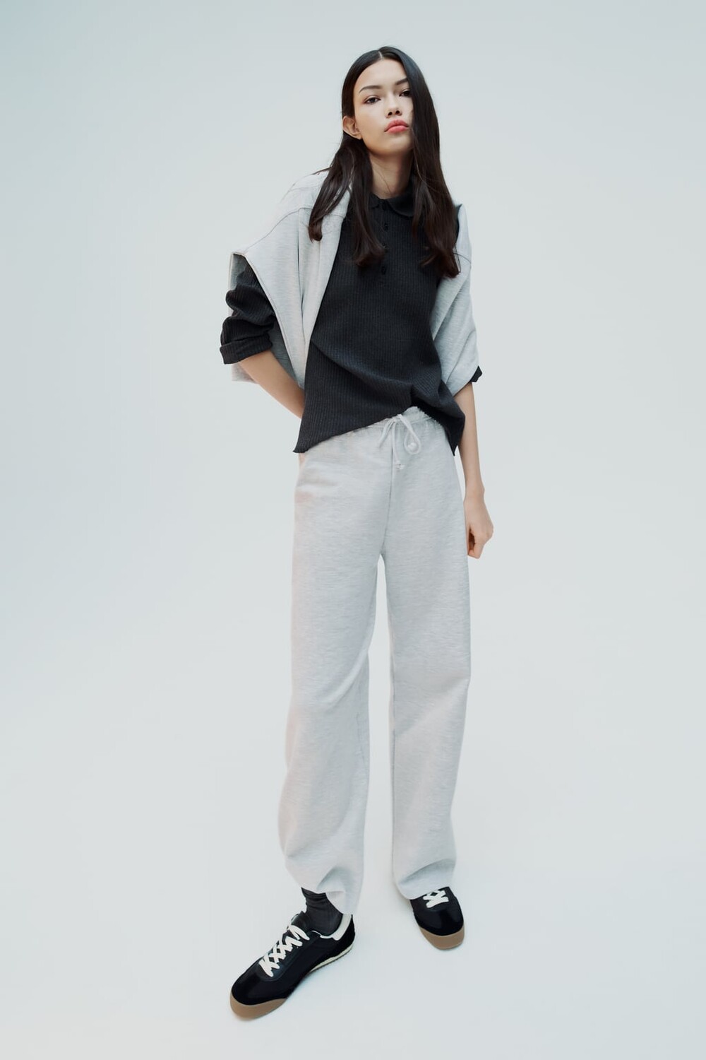 

Плюшевые брюки прямого кроя из чистого интерлока. ZARA, серый мергель