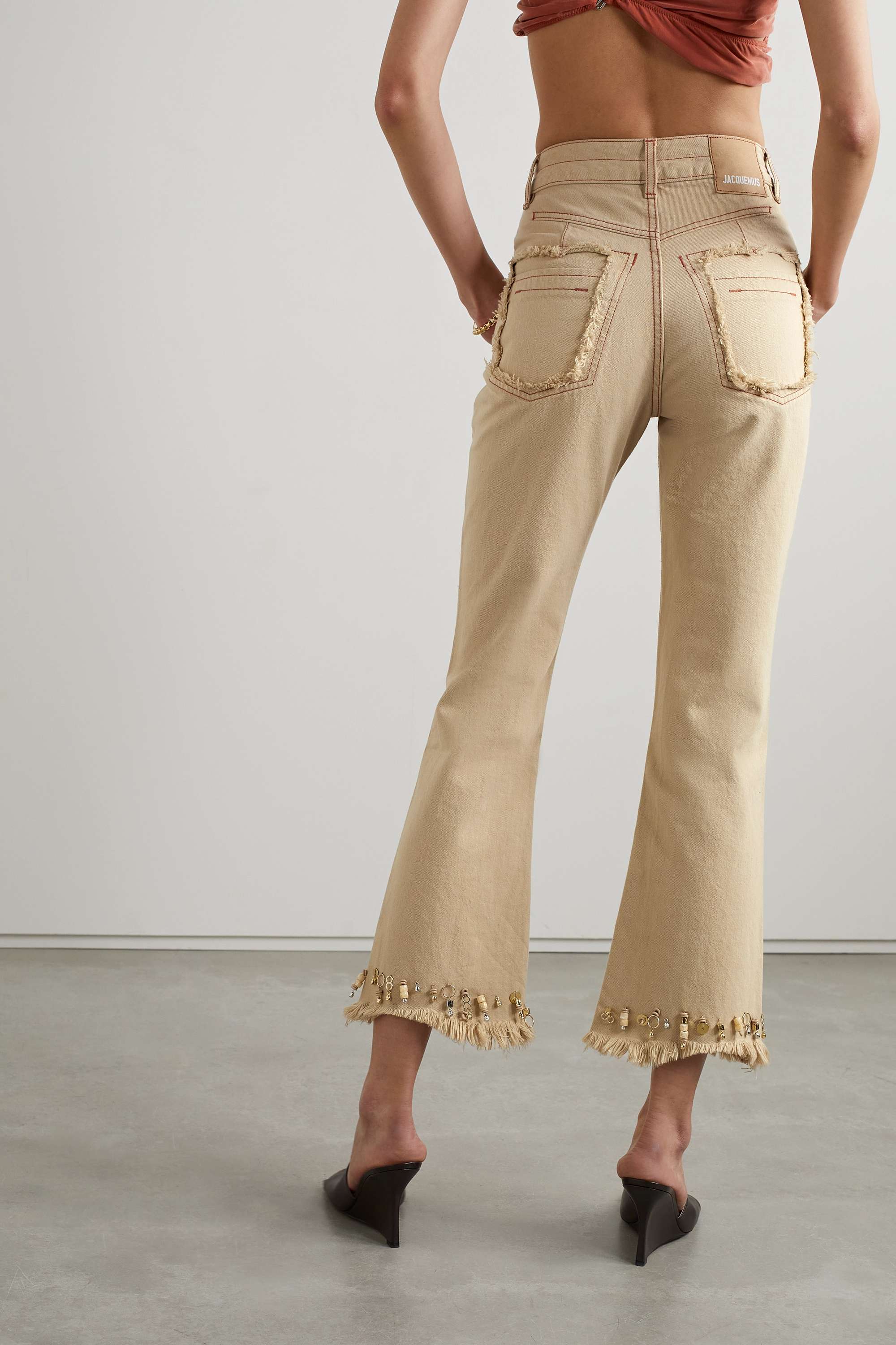 JACQUEMUS Укороченные джинсы прямого кроя с бахромой и украшением, бежевый комплект богемный образ