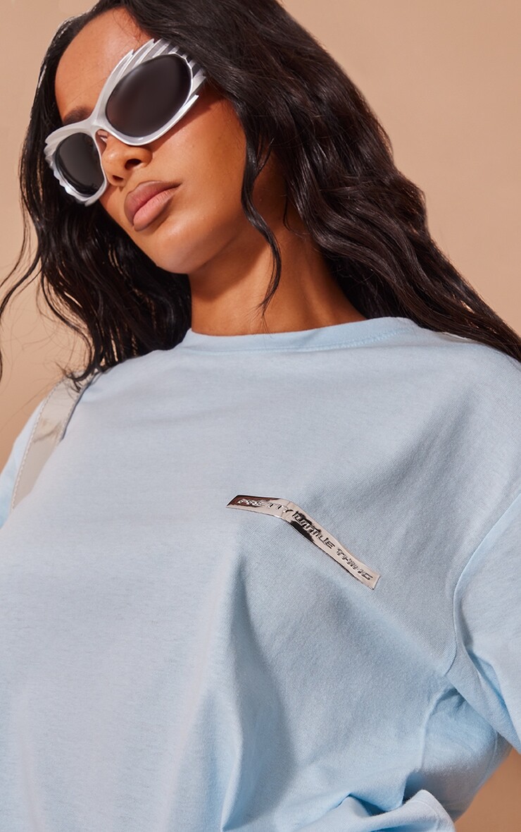 

PrettyLittleThing Стально-синяя футболка с хромированным принтом