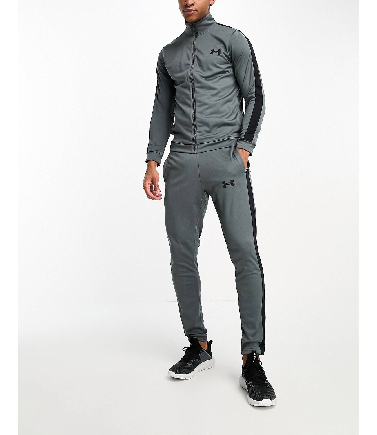 

Серый спортивный костюм Under Armour