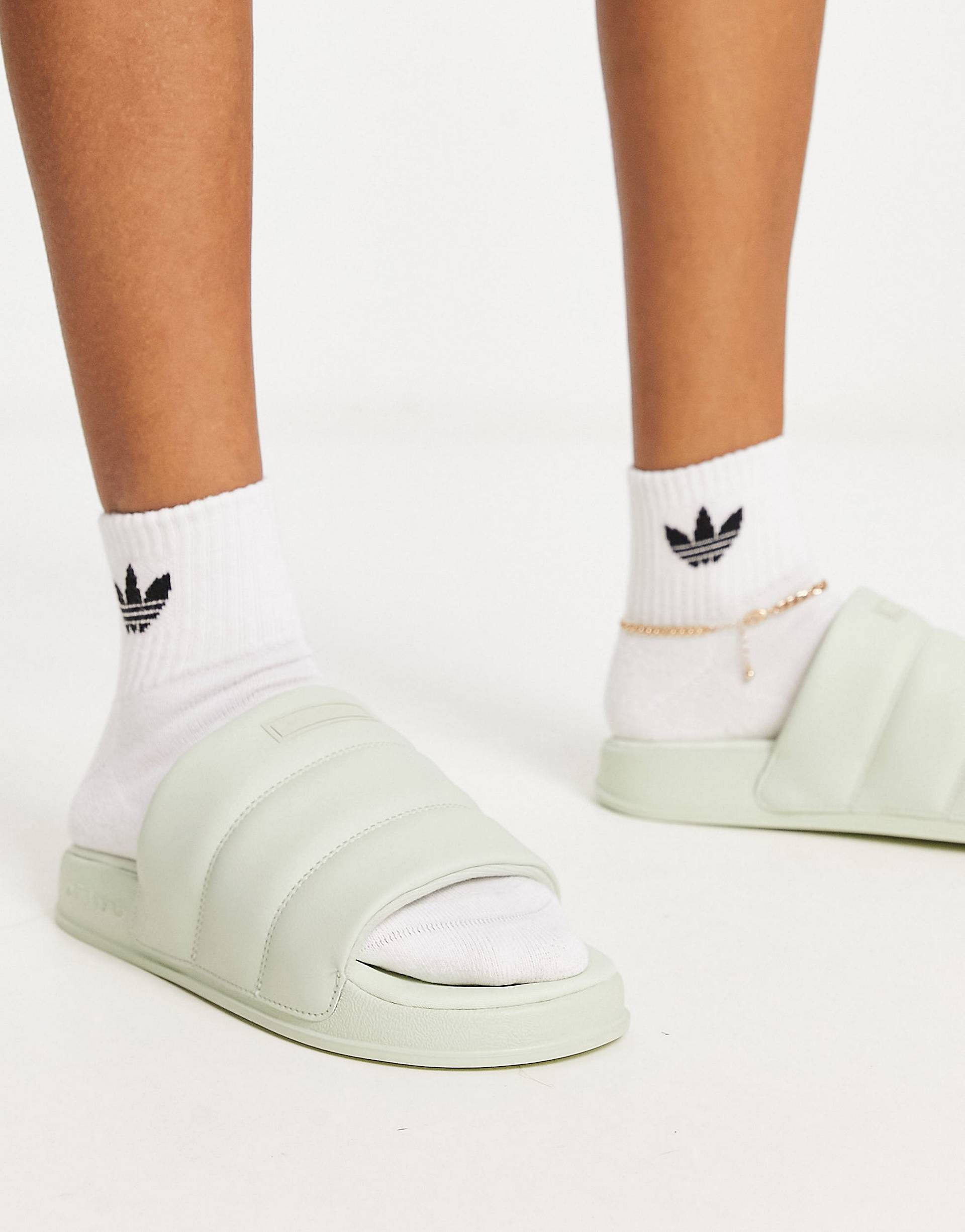 

Зеленые шлепанцы adidas Originals adilette Essentials