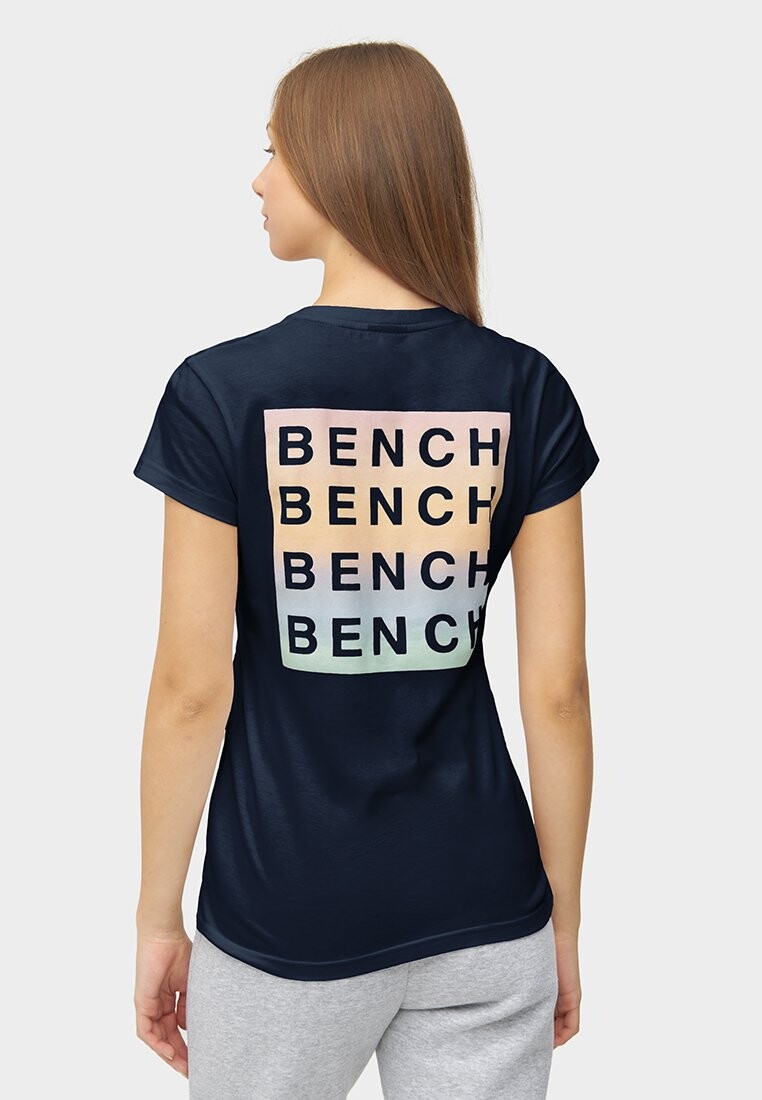 

Футболка с принтом Bench