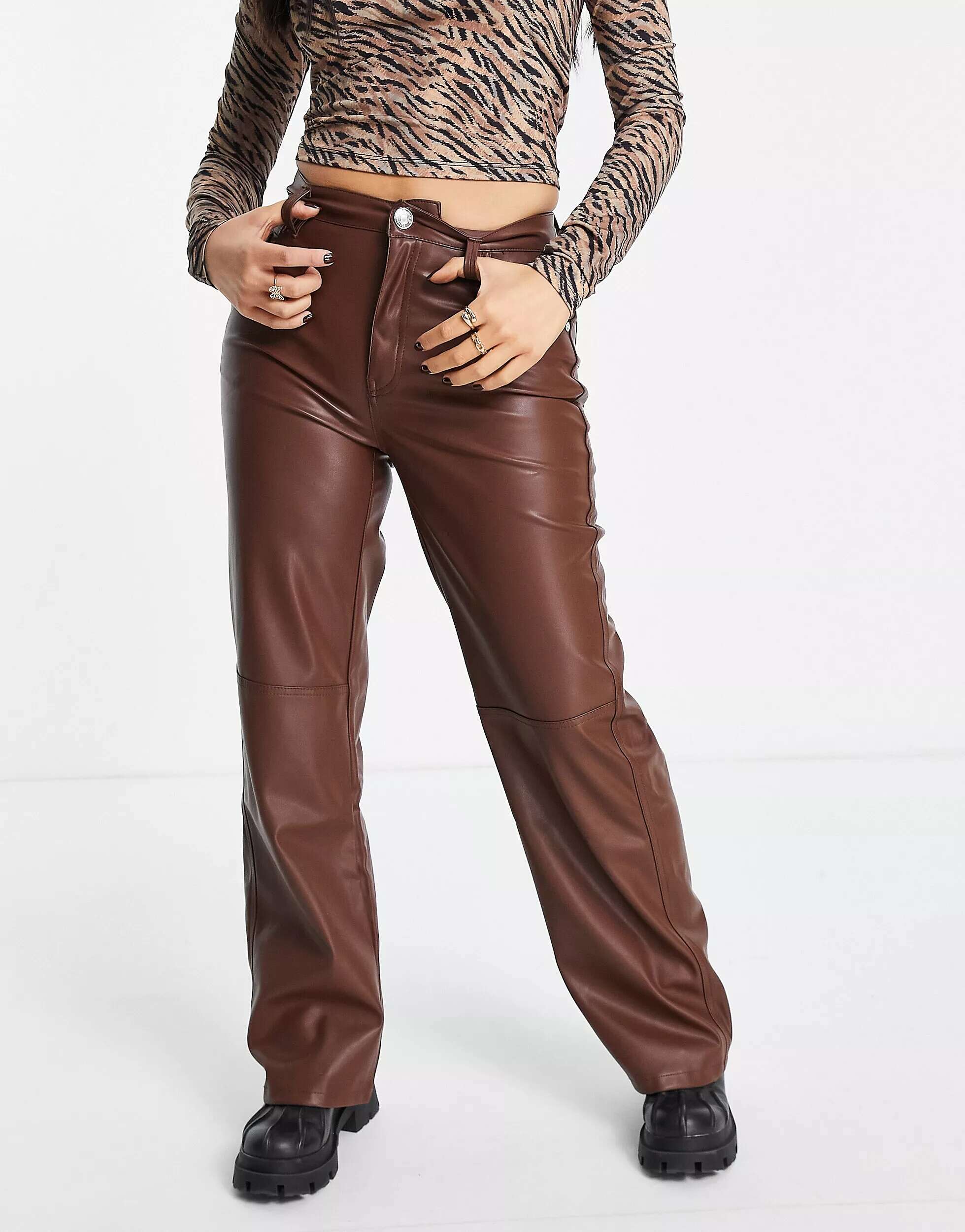 коричневые бесшовные брюки клеш bershka Коричневые прямые брюки из искусственной кожи Bershka Petite