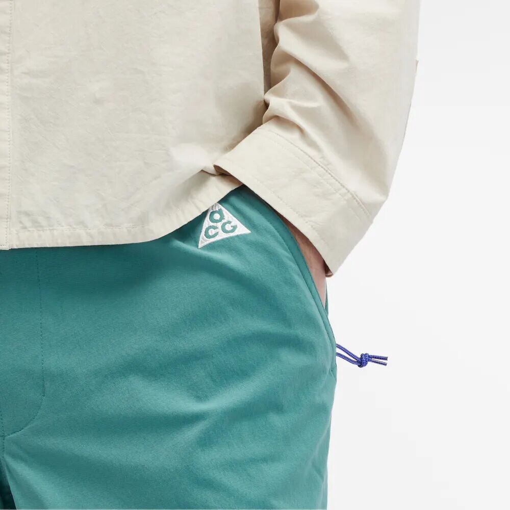 

Nike Походные шорты ACG, зеленый
