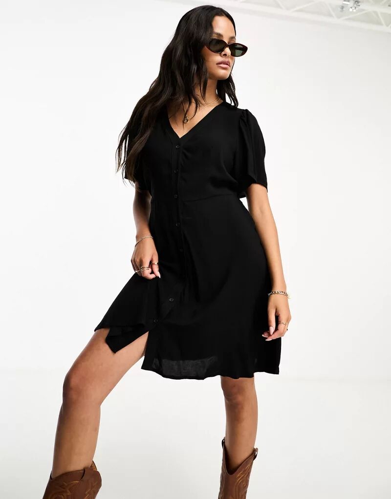 Черное короткое приталенное платье на пуговицах Vero Moda