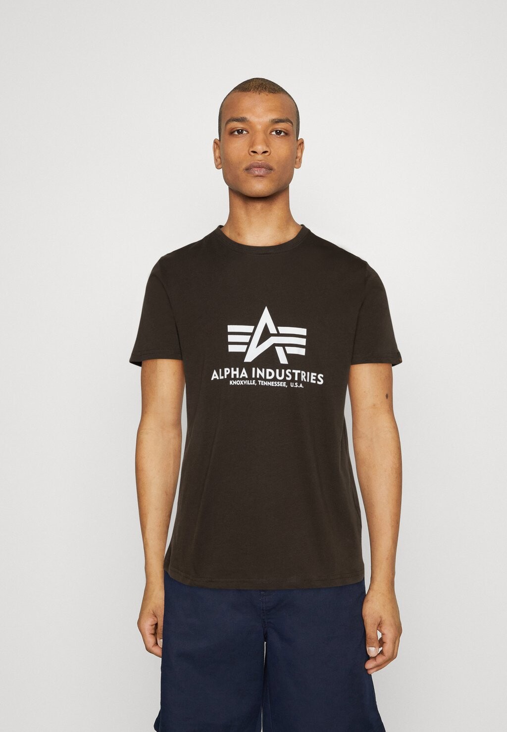 

Футболка с принтом Alpha Industries, темно коричневый