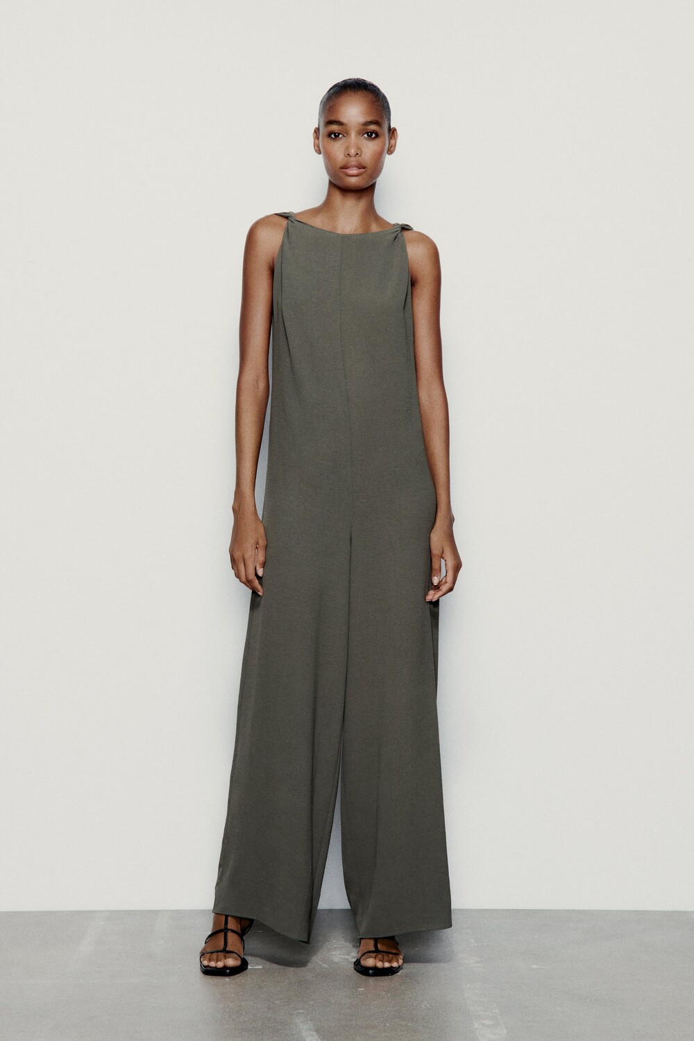 

Стреляющаяся джемпер с узелом Zara, хаки