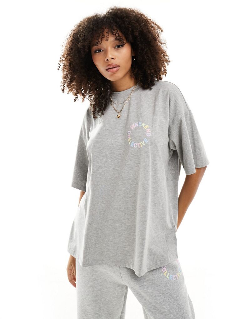 

Серая футболка оверсайз с пастельным логотипом ASOS DESIGN Weekend Collective