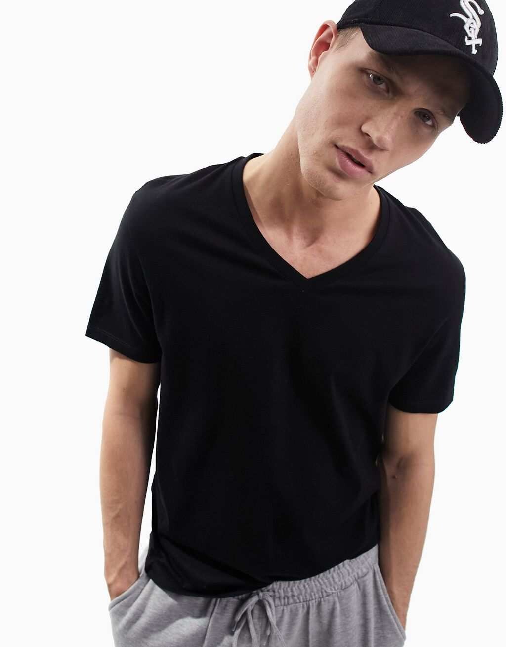 

Черная футболка с v-образным вырезом из смесового хлопка ASOS DESIGN