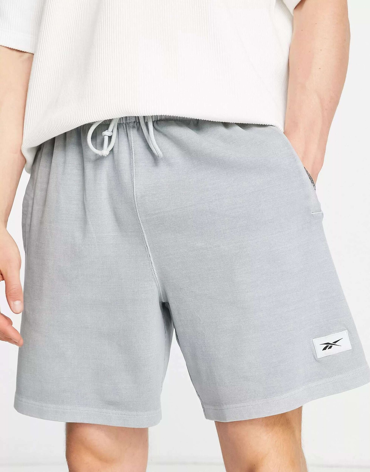 

Шорты Reebok серого цвета