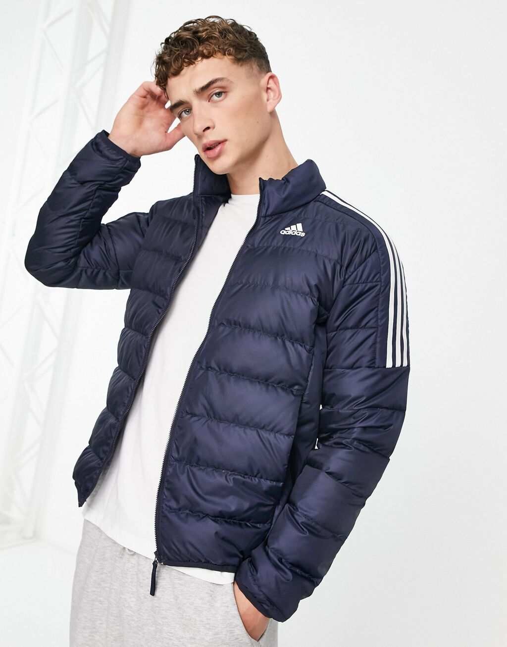

Темно-синяя пуховая куртка adidas Outdoor Essential