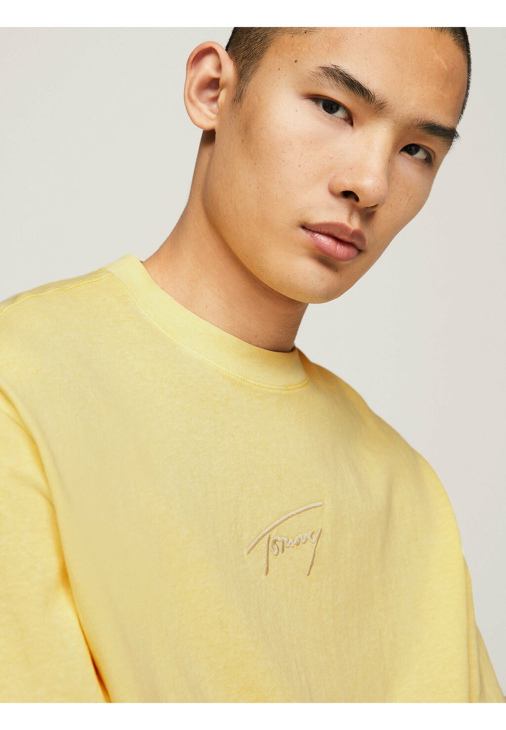

Футболка базовая Signature Tommy Hilfiger, цедра лимона