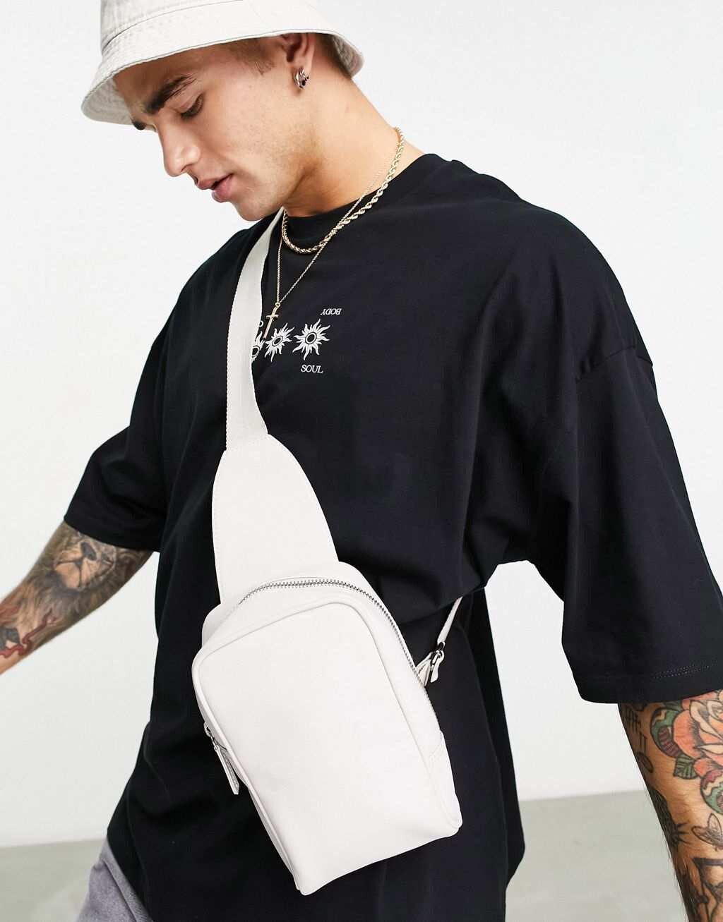 

Серая сумка через плечо из искусственной сафьяновой кожи ASOS DESIGN
