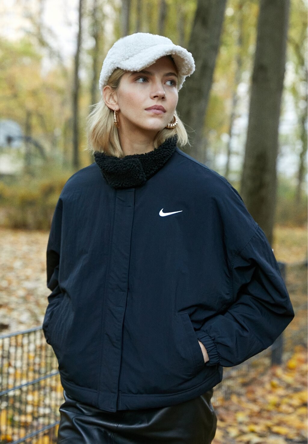 

Легкая куртка Nike, черно-белый