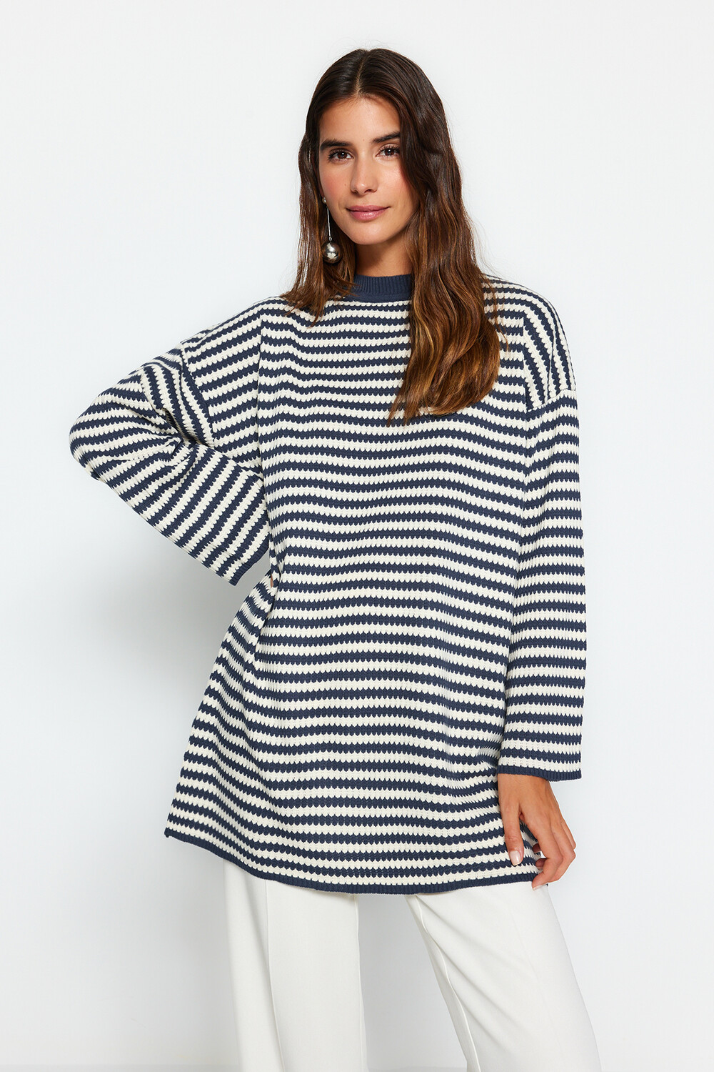 

Ажурный трикотажный свитер в полоску индиго Trendyol Modest, синий