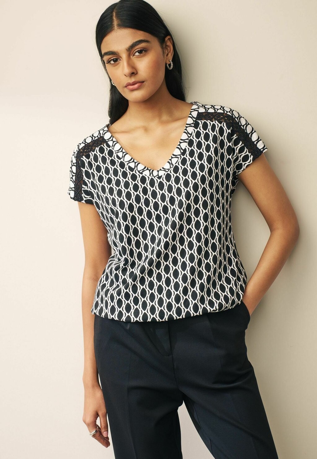 

Футболка с принтом V-NECK BUBBLE REGULAR FIT Next, цвет black white