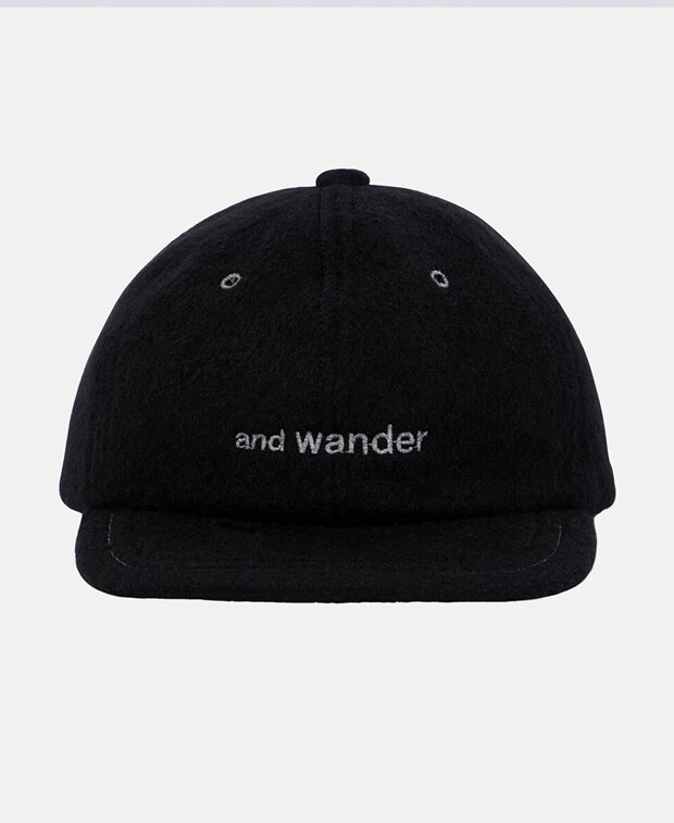 

Кепка And Wander, черный
