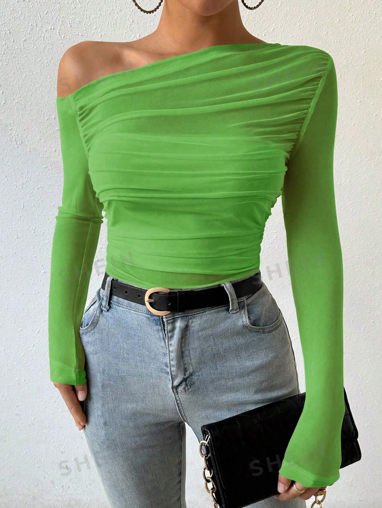цена SHEIN Privé однотонная плиссированная футболка узкого кроя с асимметричным вырезом, зеленый