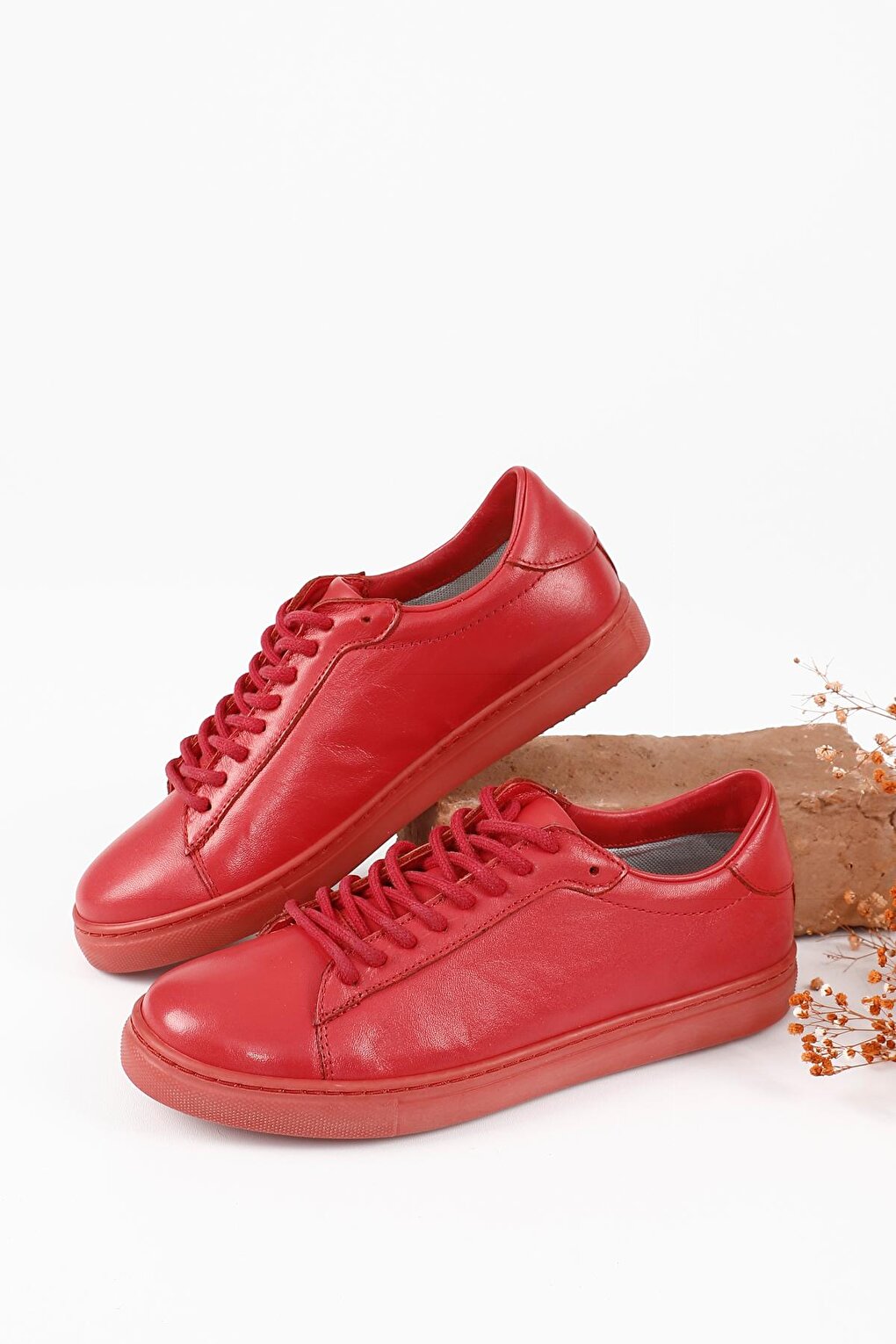 цена Женские кроссовки из натуральной кожи с круглым носком на шнуровке 24237 GÖNDERİ(R), красный