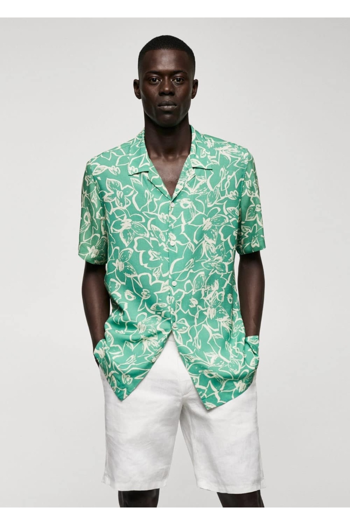 цена Струящаяся рубашка с цветочным принтом Mango, зеленый