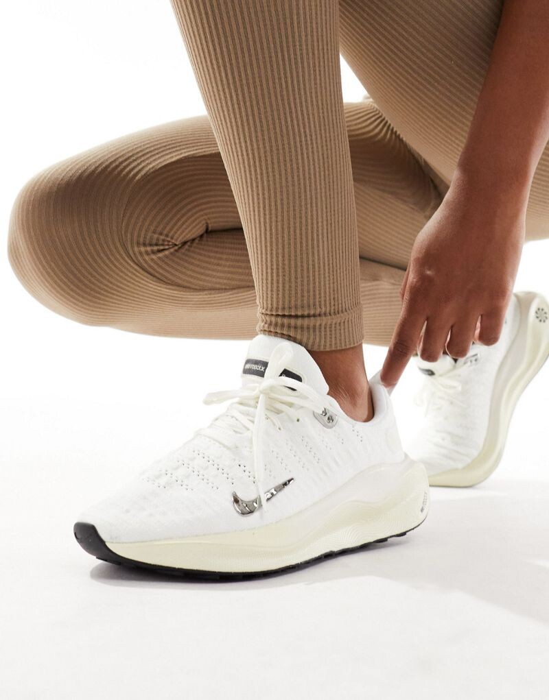 

Белые кроссовки Nike React Infinity Run 4