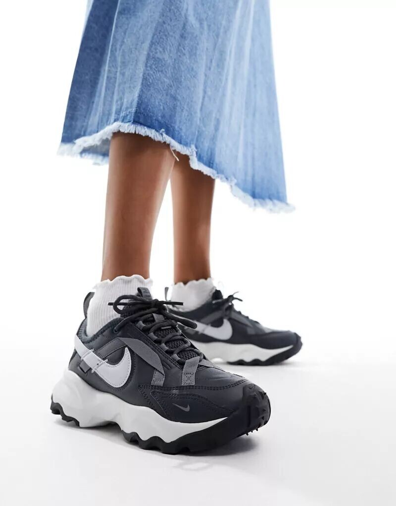 

Черно-серые кроссовки Nike TC 7900, Серый