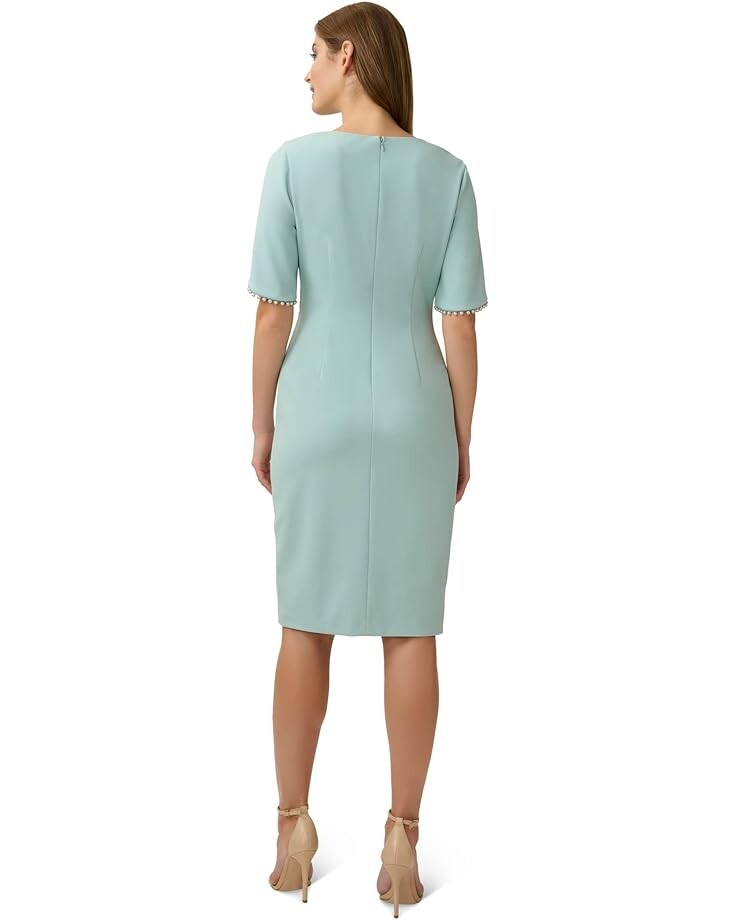 

Платье Adrianna Papell Stretch Crepe Side Ruched Dress with Pearl Trim Sleeve Detail, цвет Cloudy Aqua
