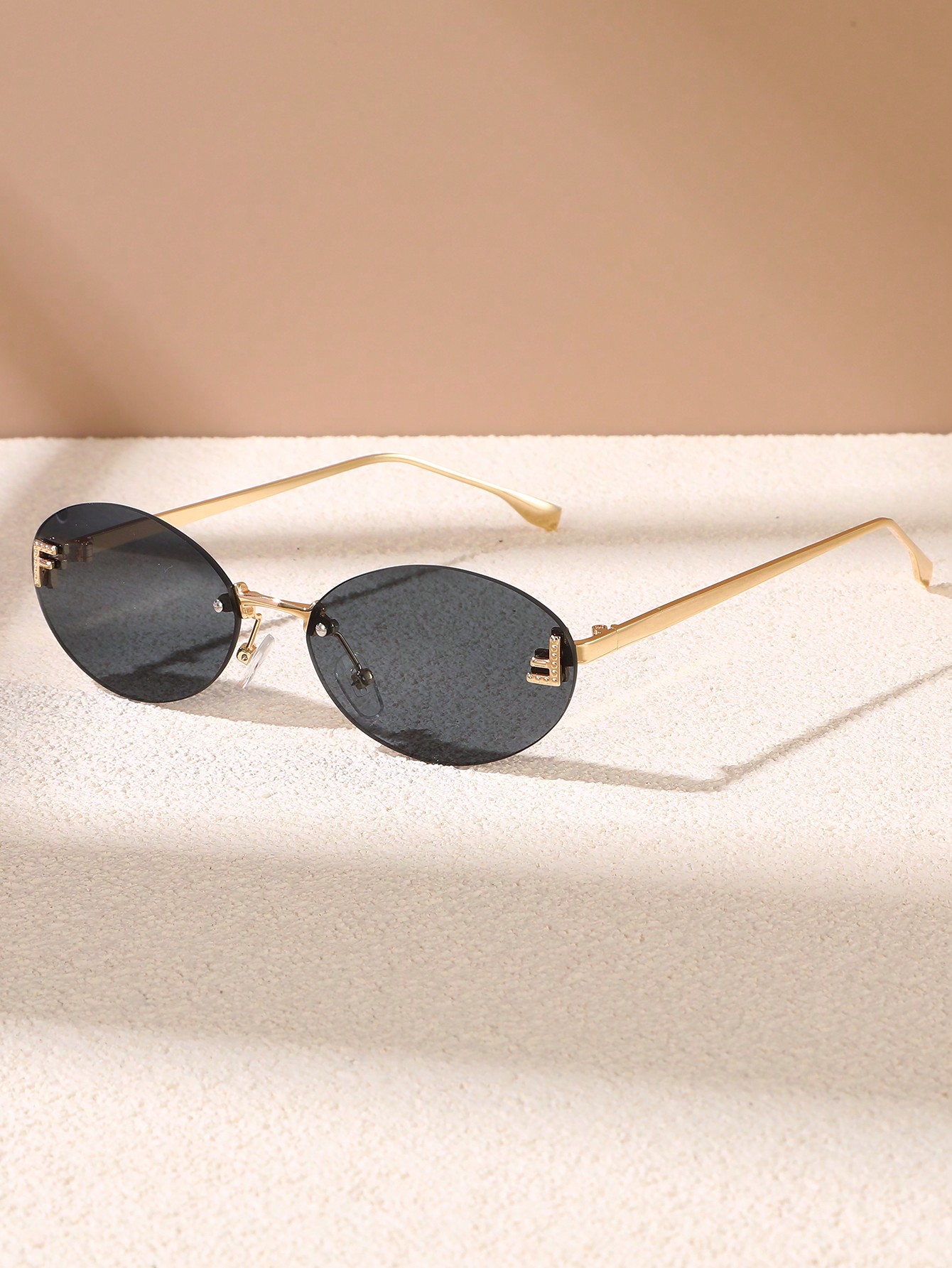 цена 1шт Жен. Безрамочные черные солнцезащитные очки с металлическим декором Модный стиль Для повседневного ношения