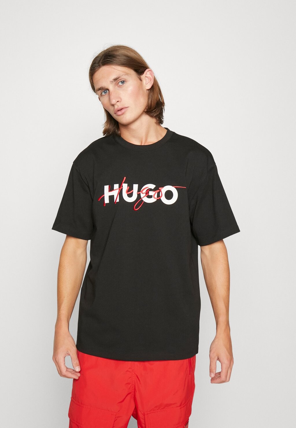 

Футболка с принтом HUGO, черный