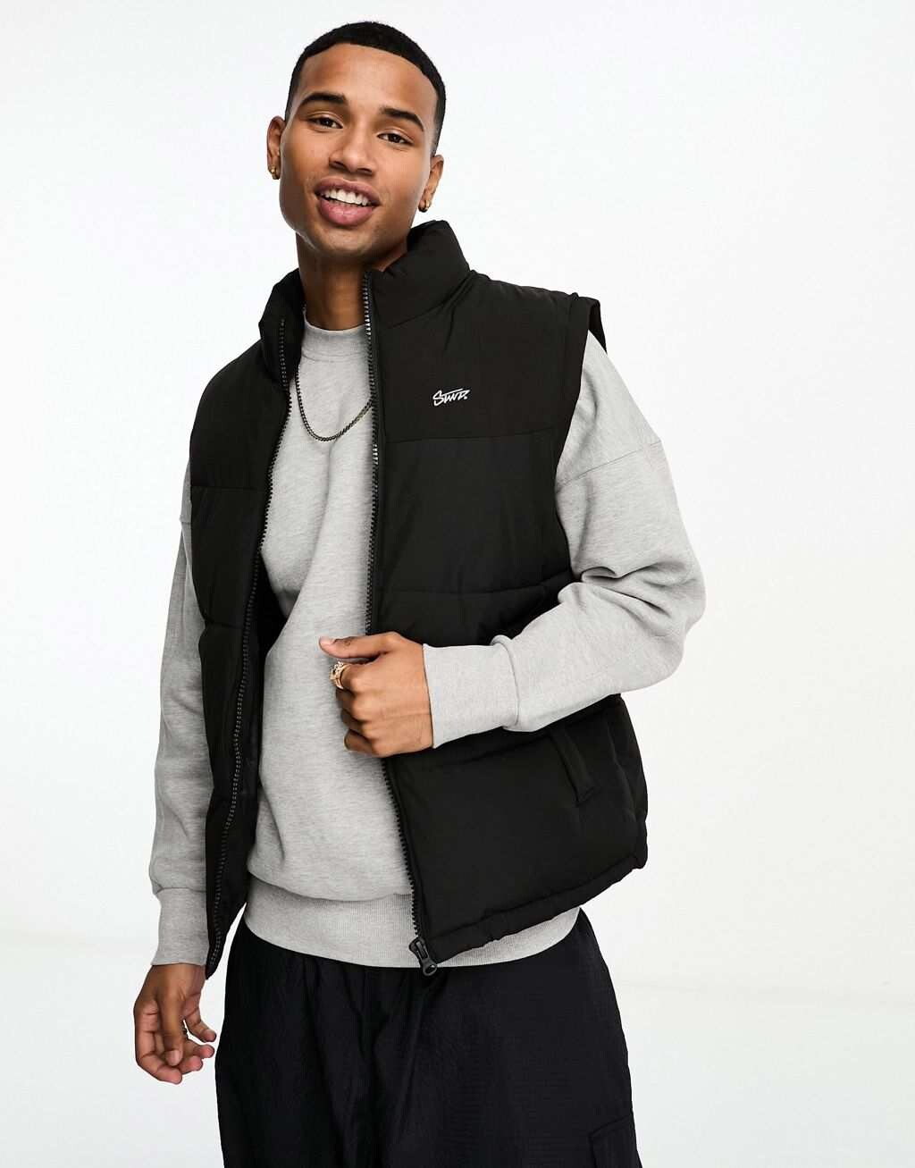 

Черный пуховик Pull&Bear