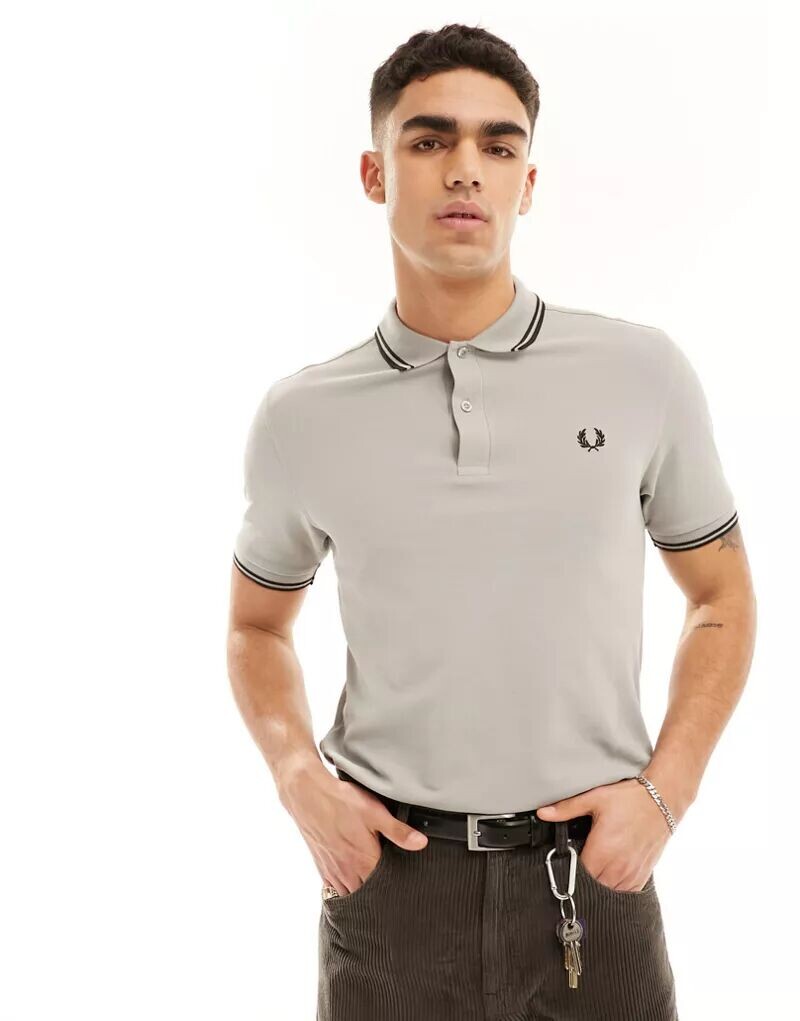 

Бежевая футболка-поло с двумя кончиками Fred Perry