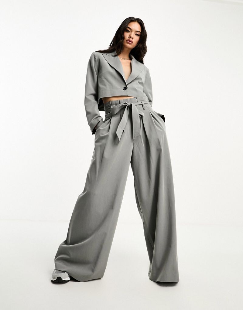 

Светло-серые брюки-мешок с поясом ASOS DESIGN — часть комплекта