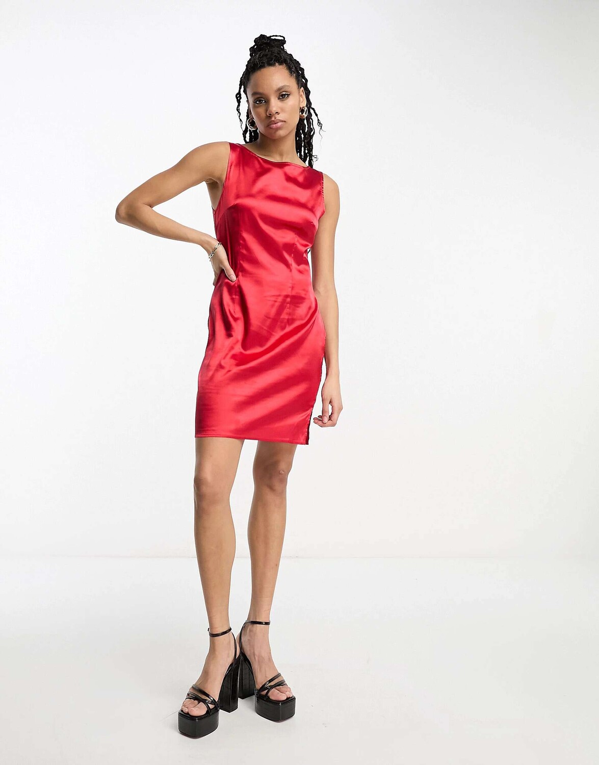 

Красное атласное мини-платье с разрезом Urban Threads, Красный