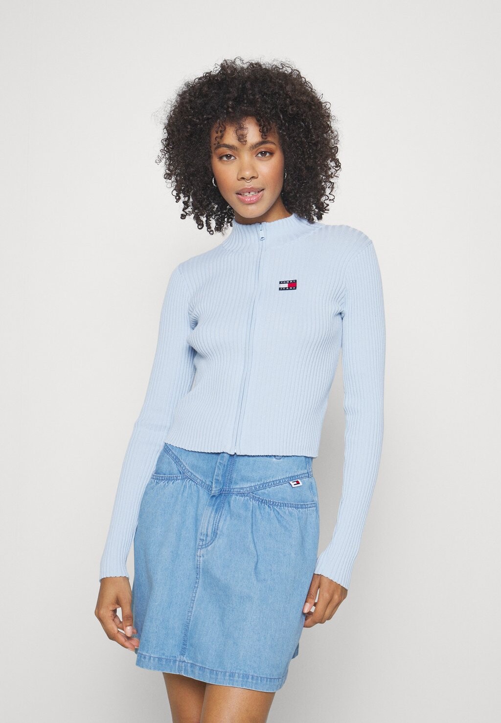 

Куртка Tommy Jeans ZIP THRU BADGE, цвет breezy blue