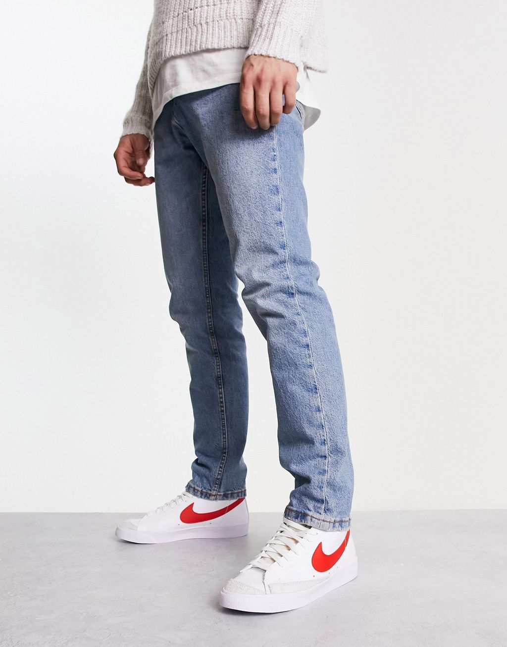 Белые кроссовки Nike Blazer Mid '77 с красной галочкой