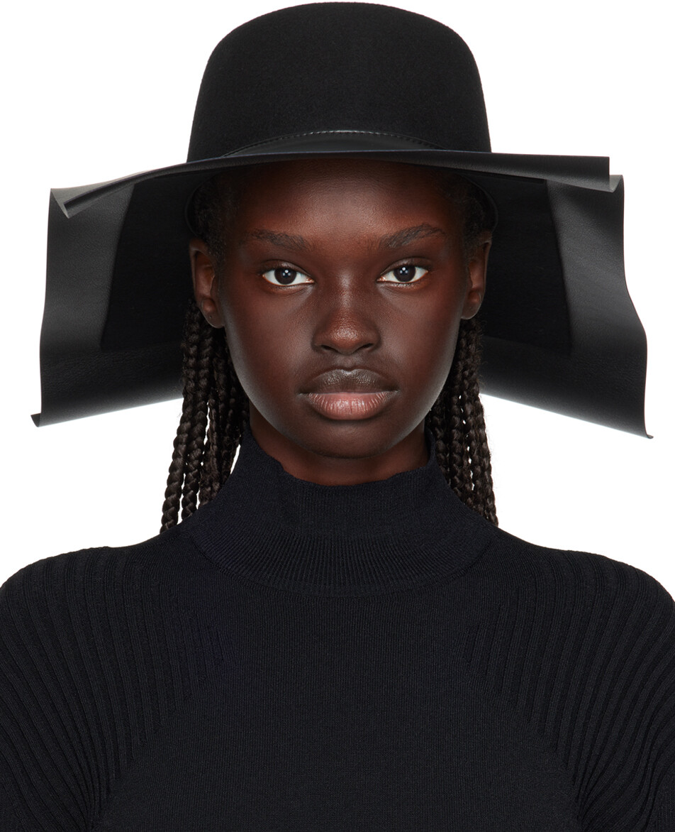 

Черная квадратная шляпа ISSEY MIYAKE